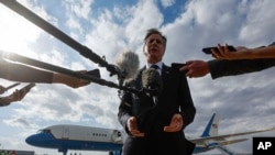 آنتونی بلینکن، وزیر امور خارجه آمریکا، در فرودگاه آنکارا، ترکیه. دوشنبه ۱۵ آبان ۱۴۰۲