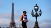 Ibrahim Al Hussein dari Tim Paralimpiade Pengungsi di Jembatan Alexander III, Paris, pada 2 September 2024. (Foto: Reuters)