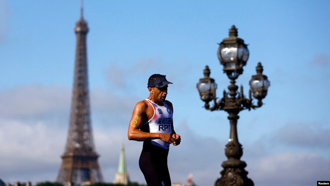 Ibrahim Al Hussein dari Tim Paralimpiade Pengungsi di Jembatan Alexander III, Paris, pada 2 September 2024. (Foto: Reuters)