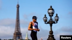 Ibrahim Al Hussein dari Tim Paralimpiade Pengungsi di Jembatan Alexander III, Paris, pada 2 September 2024. (Foto: Reuters)