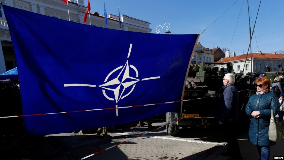 Bendera NATO di Vilnius, Lituania, 30 Maret 2019. (Foto: REUTERS/Ints Kalnins)