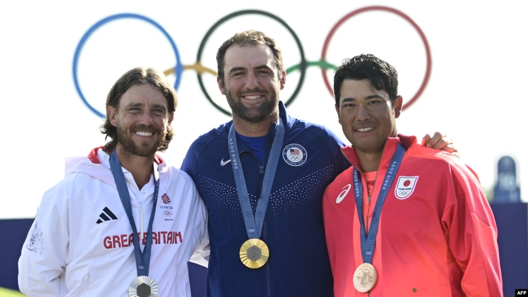 (From L) Silver medalist Britain's Thomas Fleetwood, gold medalist US' Scottie Scheffler and bronze medalist Japan's Hideki Matsuyama pose for pictures after round 4 of the men's golf individual stroke play of the Paris 2024 Olympic Games, Aug. 4, 2024.