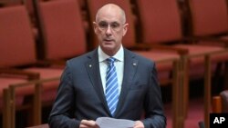 Senator liberal David Van membantah tuduhan pelecehan seksual terhadap mitranya di Parlemen Australia, Canberra, Kamis, 15 Juni 2023. (Mick Tsikas/AAP melalui AP)