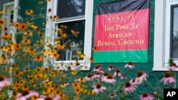 Lokasi kuburan para budak dari Afrika yang baru ditemukan kembali di Kingston, New York, 5 Agustus 2024. (Seth Wenig/AP)