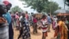 Pessoas deslocadas da província de Cabo Delgado reúnem-se para receber ajuda humanitária do Programa Alimentar Mundial (PMA) na Escola da Tribuna 21 de abril, na vila de Namapa, distrito de Erati, em Nampula, Moçambique, a 27 de fevereiro de 2024.