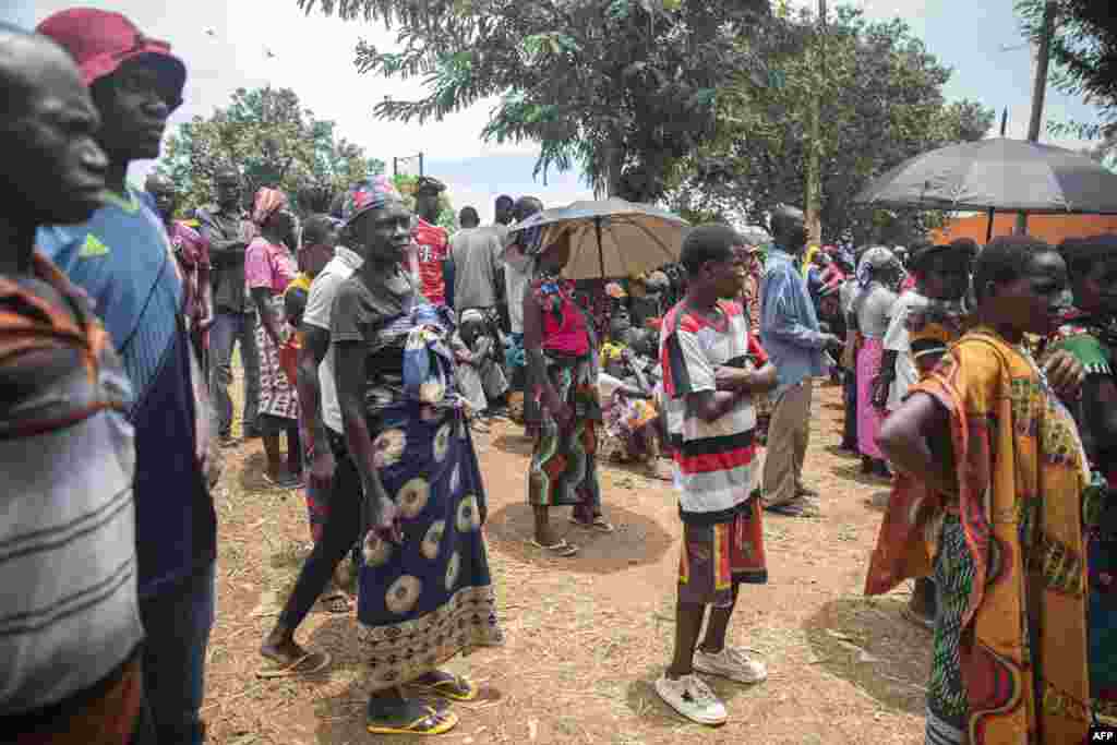 Pessoas deslocadas da província de Cabo Delgado reúnem-se para receber ajuda humanitária do Programa Alimentar Mundial (PMA) na Escola da Tribuna 21 de abril, na vila de Namapa, distrito de Erati, em Nampula, Moçambique, a 27 de fevereiro de 2024.