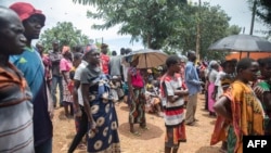 Pessoas deslocadas da província de Cabo Delgado reúnem-se para receber ajuda humanitária do Programa Alimentar Mundial (PMA) na Escola da Tribuna 21 de abril, na vila de Namapa, distrito de Erati, em Nampula, Moçambique, a 27 de fevereiro de 2024.