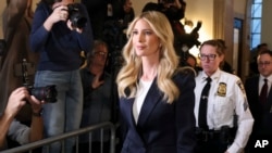 Ivanka Trump llega al tribunal en la ciudad de Nueva York donde se le sigue juicio a la Organización Trump, el 8 de noviembre de 2023. (Foto AP/Yuki Iwamura)