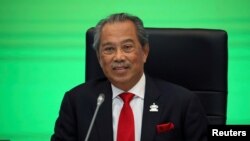 FILE: Perdana Menteri Malaysia Muhyiddin Yassin menyampaikan pidato pembukaan Pertemuan Pemimpin Ekonomi APEC 2020 virtual, di Kuala Lumpur, Malaysia 20 November 2020. (REUTERS/Lim Huey Teng)