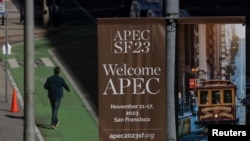 Znak kojim se reklamira predstojeći samit APEC-a (azijsko-pacifička ekonomska saradnja) u pripremama grada da ugosti lidere iz azijsko-pacifičkog regiona u San Franciscu, Kalifornija, 8. novembar 2023. (Foto: REUTERS/Carlos Barria)