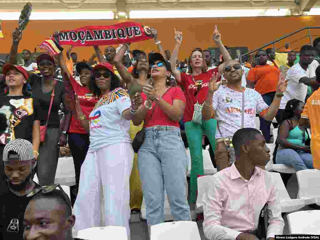 Adeptos moçambicanos torcem pela sua seleção em jogo do CAN 2023. Costa do Marfim.