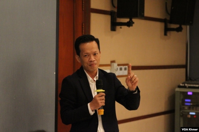 លោក ស្រ៊ាង ចិន្តា អ្នកនាំពាក្យគណៈកម្មាធិការសិទ្ធិមនុស្សកម្ពុជា ថ្លែងនៅក្នុងកម្មវិធីផ្សព្វផ្សាយរបាយការណ៍ស្ថានភាពសេរីភាពនៃការបញ្ចេញមតិ សេរីភាពសារព័ត៌មាន និងសិទ្ធិទទួលព័ត៌មាននៅកម្ពុជា ក្នុងរាជធានីភ្នំពេញ នាថ្ងៃទី២២ ខែវិច្ឆិកា ឆ្នាំ២០២៣។ (ស៊ឹម ចាន់សំណាង/វីអូអេ)