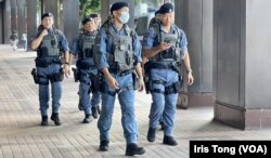 十一中国国庆日多名穿着战术背心的警员在湾仔海滨一带巡逻 (美国之音/汤惠芸)