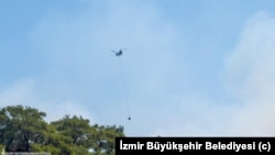 İletişim Başkanlığı İzmir'deki yangına 5 uçak, 11 helikopter, 127 arazöz, 13 TOMA, 68 su tankeri ile müdahale edildiğini açıkladı.