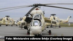 Ruski helikopteri MI-35 na vojnom aerodromu u Batajnici, nadomak Beograda (Foto: Ministarstvo odbrane Srbije)