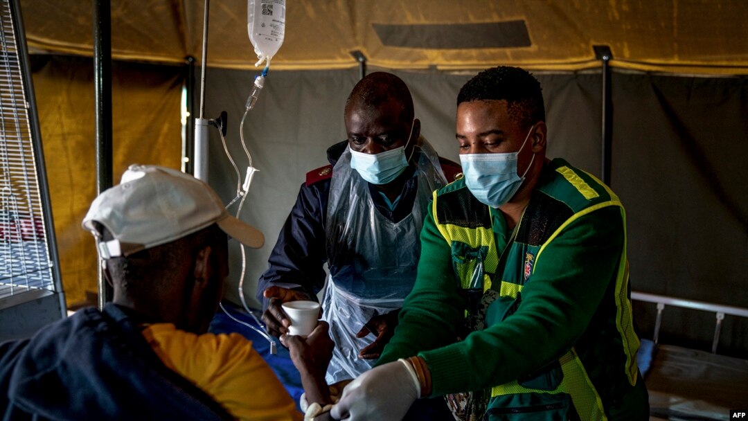 Seorang pasien yang mengalami dehidrasi sedang menerima perawatan di rumah sakit lapangan di tengah wabah kolera di Kanana, Hammanskraal, Afrika Selatan, 31 Mei 2023. (Foto: Shiraaz Mohamed/ AFP)