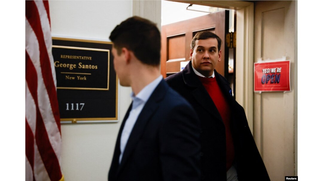 Anggota Parlemen AS George Santos di kantornya di Gedung Capitol, Washington, D.C., 1 November 2023. (REUTERS/Julia Nikhinson)
