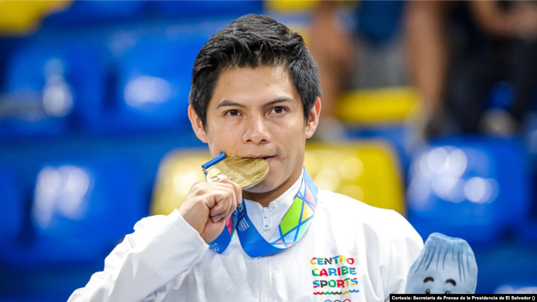 Jorge Vega, atleta guatemalteco, ganó una medalla de oro en la competición gimnasia artística en El Salvador. Fotografía [Secretaría de Prensa de la presidencia de El Salvador]
