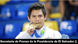 Jorge Vega, atleta guatemalteco, ganó una medalla de oro en la competición gimnasia artística en El Salvador. Fotografía [Secretaría de Prensa de la presidencia de El Salvador]