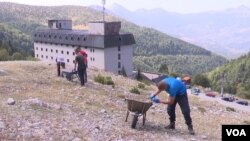 Volonteri obnavljaju skijašku stazu na Brezovici, na Kosovu, 18. oktobar 2023. (Foto: VOA)