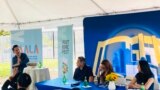 Tác giả Việt Thanh Nguyễn (trái) tại sự kiện Viet Book Fest, Santa Ana, California, ngày 3/6/2023.