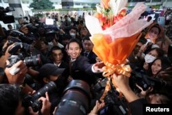 Mantan pemimpin Partai Bergerak Maju, Pita Limjaroenrat, di Mahkamah Konstitusi Thailand untuk menyampaikan putusannya atas kasus kepemilikan saham media miliknya, di Bangkok, Thailand, 24 Januari 2024. (Foto: REUTERS/Athit Perawongmetha)