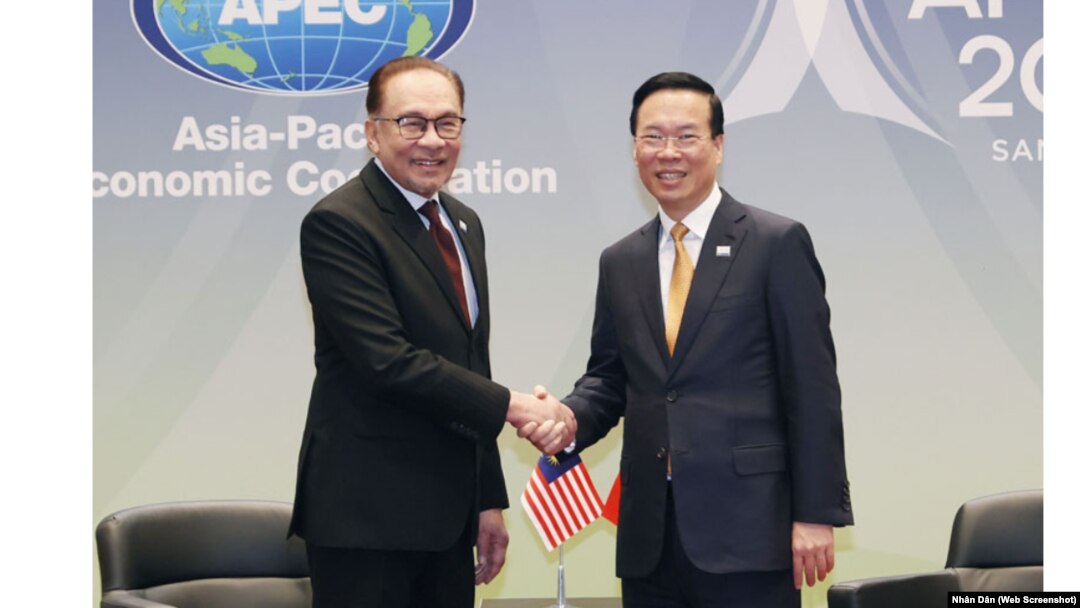 Thủ tướng Malaysia Datuk Seri Anwar Ibrahim (trái) bắt tay Chủ tịch nước Võ Văn Thưởng trong cuộc gặp song phương bên lề hội nghị thượng đỉnh APEC ở San Francisco, Mỹ, vào ngày 17/11/2023.