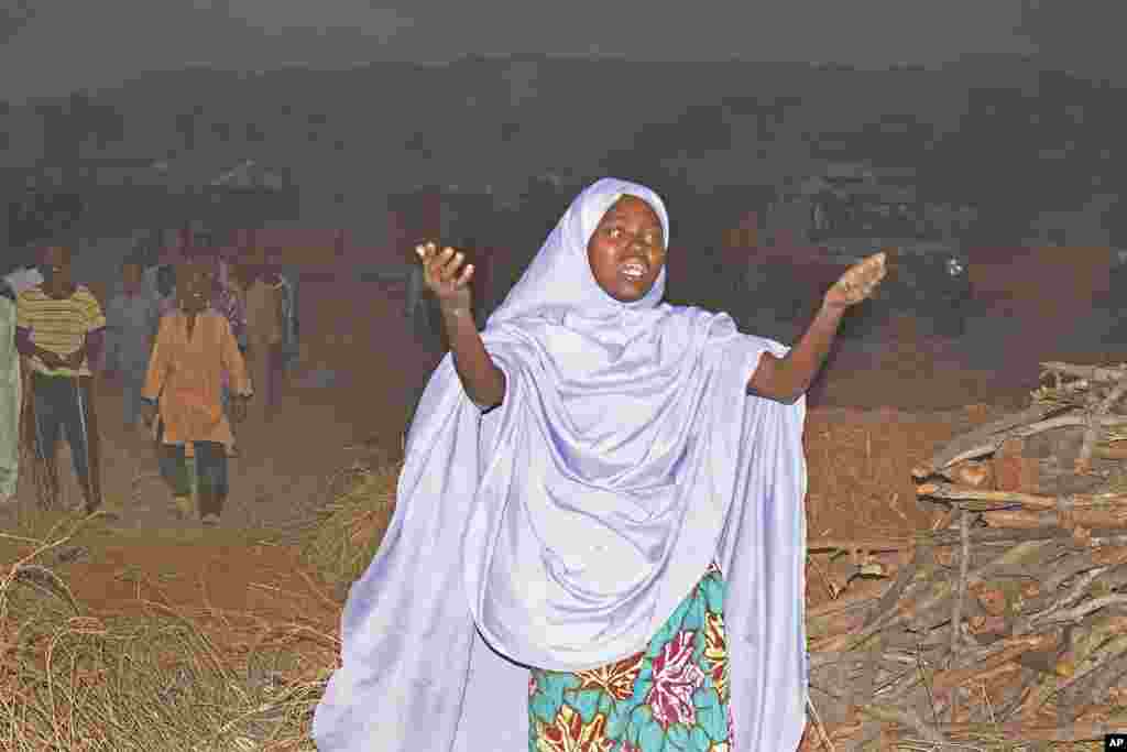 A woman cries as she calls out to the government to help and rescue school children that were kidnapped by gunmen in Chikun, Nigeria, March 7, 2024. Gunmen attacked a school in Nigeria&#39;s northwest region Thursday morning and abducted at least 287 students, the headteacher told authorities.