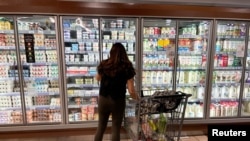 2022년 6월, 미국 캘리포니아주 로스앤젤레스의 한 슈퍼마켓에서 한 여성이 쇼핑을 하고 있다. (자료사진)