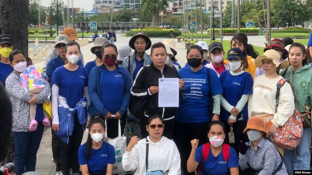 ក្រុម​កូដករ​សហជីព​ណាហ្គាវើល៍​ប្រជុំ​គ្នា​នៅ​ពី​មុខ​ខុទ្ទកាល័យ​ ក្នុង​រាជ​ធានី​ភ្នំ​ពេញ​ ដើម្បី​ដាក់​ញត្តិ​ ស្វែង​រក​ដំណោះ​ស្រាយ​លើ​បញ្ហា​របស់​ពួក​គេ ​នា​ព្រឹក​ថ្ងៃ​ទី​ ២៣ ខែ​ វិច្ឆិកា ឆ្នាំ២០២៣។ (សើ ដាវី​/វីអូអេ)