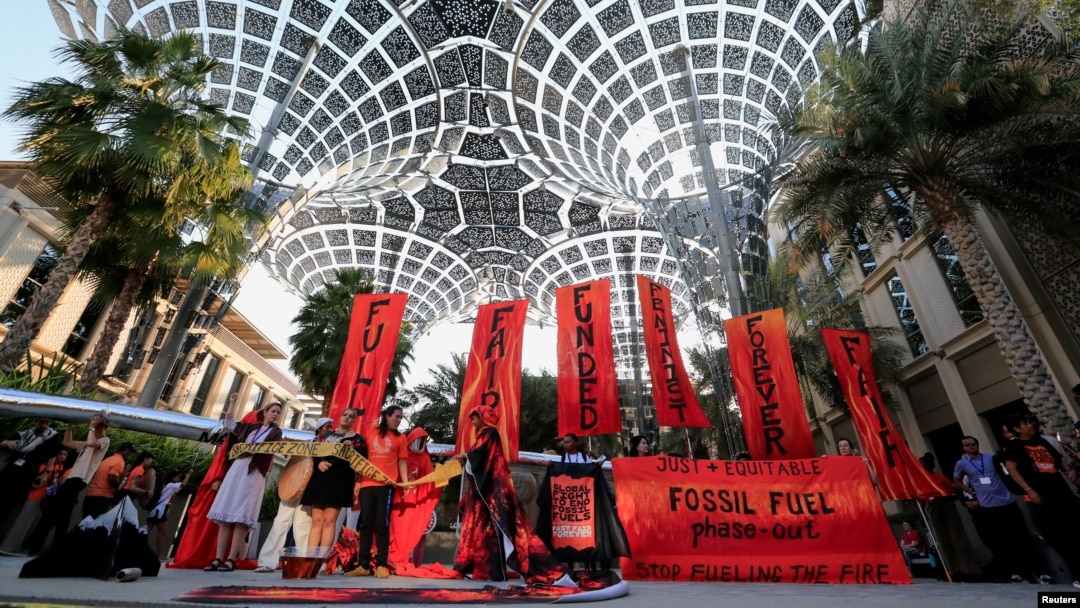 Aktivis berpartisipasi dalam demonstrasi menentang bahan bakar fosil, selama Konferensi Perubahan Iklim PBB COP28 di Dubai, Uni Emirat Arab, 5 Desember 2023. (REUTERS/Thomas Mukoya)