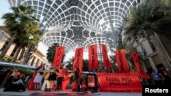 Aktivis berpartisipasi dalam demonstrasi menentang bahan bakar fosil, selama Konferensi Perubahan Iklim PBB COP28 di Dubai, Uni Emirat Arab, 5 Desember 2023. (REUTERS/Thomas Mukoya)