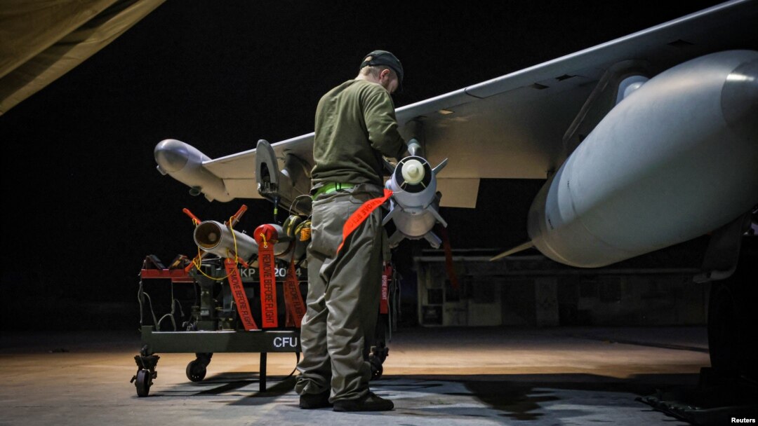 Para teknisi senjata)mempersiapkan FGR4 Angkatan Udara Kerajaan untuk menyasar ke target militer Houthi di Yaman. (Foto: UK MOD/Handout via REUTERS )