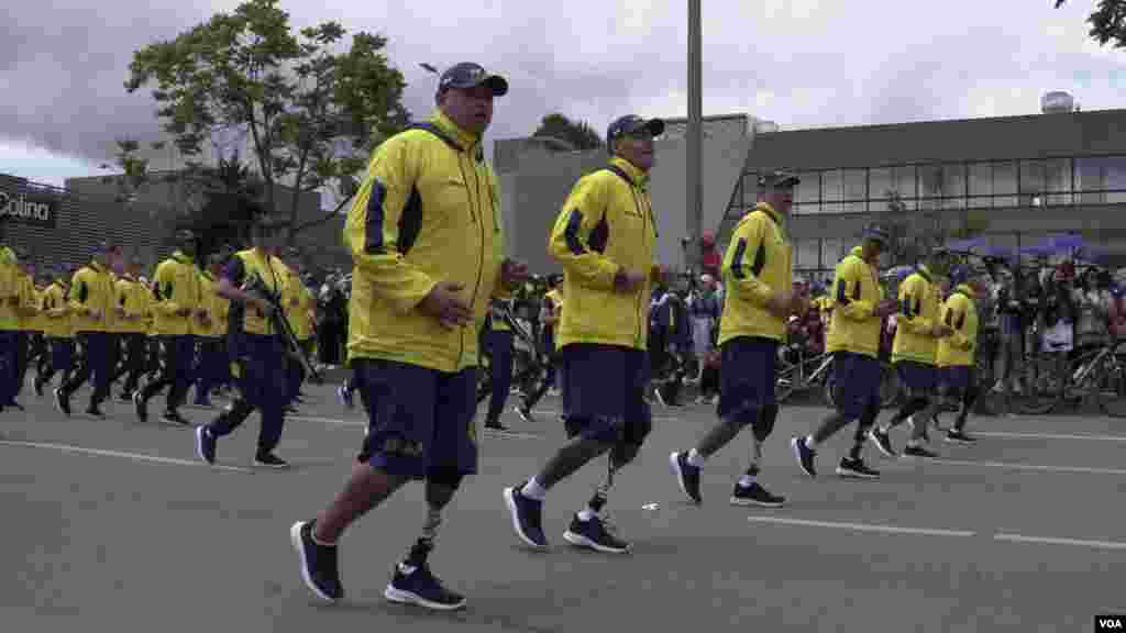 Soldados víctimas de minas antipersona participan durante un desfile militar para celebrar el 213 años del aniversario de la Independencia del país, en Bogotá, el 20 de julio de 2023. FOTO: Johan Reyes, VOA. &nbsp; &nbsp; &nbsp; &nbsp; &nbsp; &nbsp; &nbsp; &nbsp; &nbsp; &nbsp; &nbsp; &nbsp; &nbsp; &nbsp; &nbsp; &nbsp;