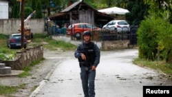 Косовский полицейский прибыл в село Баньска после инцидента со стрельбой в Косово, 27 сентября 2023 года