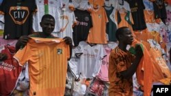 Avant le match d'ouverture de samedi entre la Côte d'Ivoire – le pays hôte – et la Guinée-Bissau, les maillots de l'équipe nationale se vendent bien sur les marchés d'Abidjan.