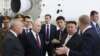 김정은(가운데 오른쪽) 북한 국무위원장과 블라디미르 푸틴(가운데 왼쪽) 러시아 대통령이 지난해 9월 보스토치니 우주기지를 둘러보고 있다. (자료사진)