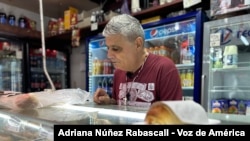 Francisco Tavares elabora al menos 80 cachitos diarios en su panadería en Caracas