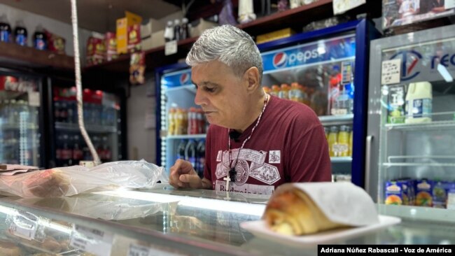 Francisco Tavares elabora al menos 80 cachitos diarios en su panadería en Caracas