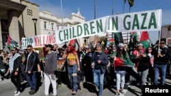 Manifestantes propalestinos participan en una protesta cerca del perímetro de la 96ª edición de los Oscar, en medio del actual conflicto entre Israel y el grupo islamista palestino Hamás, en Los Ángeles, California, Estados Unidos, el 10 de marzo de 2024. REUTERS/Carlin Stiehl.