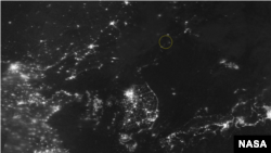 지난 9월 18일 촬영한 한반도 위성사진. 북한 라진항과 북러 접경 지역(노란색 원)에서 야간에 불빛이 포착됐다. 사진=NASA