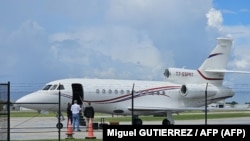 Pesawat Dassault Falcon 900EX milik Presiden Venezuela Nicolas Maduro terlihat berada di Fort Lauderdale, Florida, pada 2 September 2024, sesaat setelah disita oleh pemerintah AS. (Foto: AFP/Miguel Gutierrez)