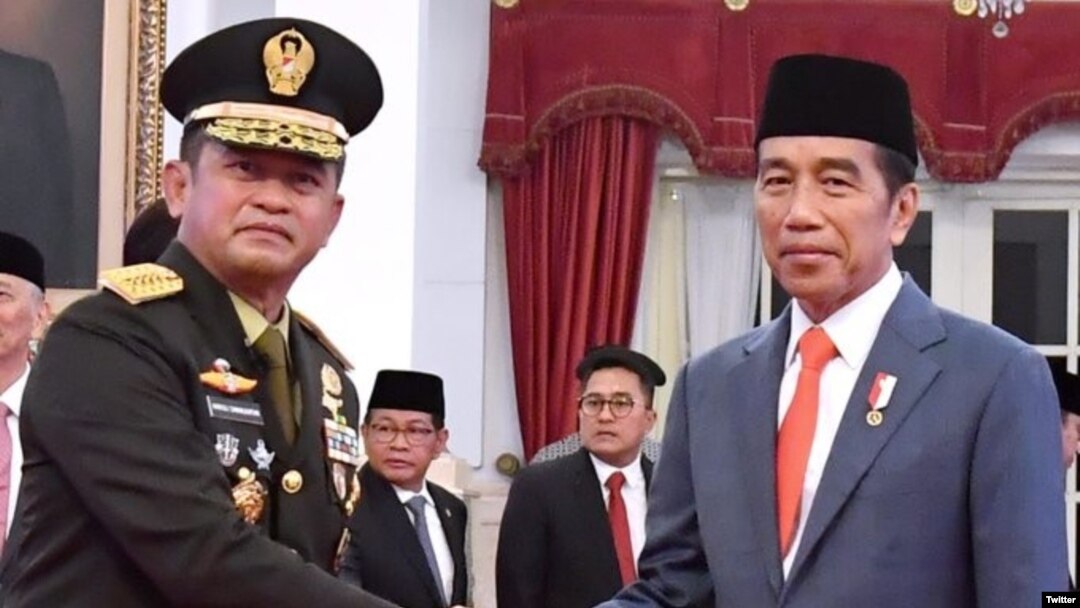 Presiden Joko Widodo resmi melantik Letnan Jenderal Maruli Simanjuntak sebagai Kepala Staf Angkatan Darat (KSAD) di Istana Negara, Jakarta, Rabu (29/11). (Twitter/@jokowi)