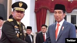 Presiden Joko Widodo resmi melantik Letnan Jenderal Maruli Simanjuntak sebagai Kepala Staf Angkatan Darat (KSAD) di Istana Negara, Jakarta, Rabu (29/11). (Twitter/@jokowi)