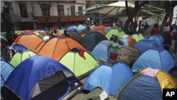 Migrantes haitianos acampan en la plaza Giordano Bruno, el 18 de mayo de 2023, en la colonia Juárez, de Ciudad de México. ARCHIVO