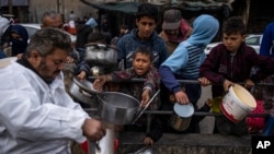 Warga Palestina antre untuk mendapatkan makanan gratis di Rafah, Jalur Gaza, Jumat, 23 Februari 2024. (Foto: AP)