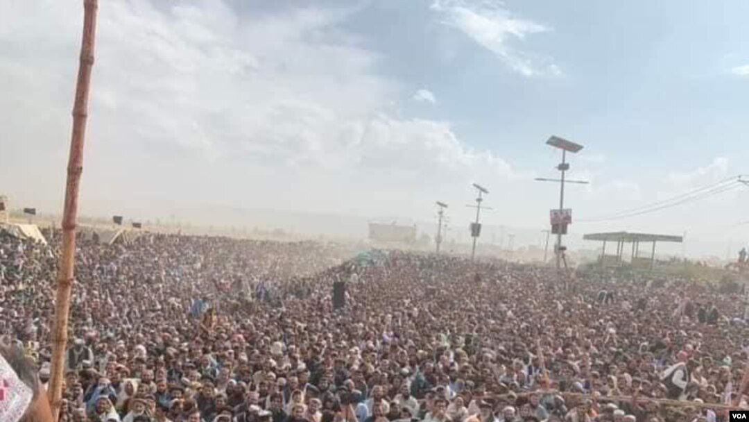 د احتجاج منتظمین وايي د چمن احتجاجي ناستې ته هره وﺭځ په ﺯﺭګونو کسان وﺭځي. په احتجاج کې د لغړي اتحاد غړي وايي د پاکستان د فېصلې وﺭوسته يې ﺭوﺯګاﺭ او په کورونو کې يې خوراکي توکي ختم شوي دي