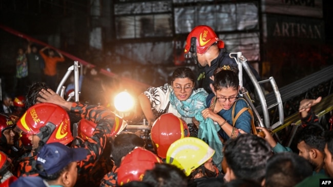 지난달 29일 방글라데시 다카 시내 6층 빌딩 화재 현장에서 구조대가 활동하고 있다.