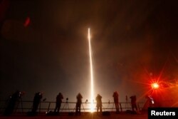 Orang-orang mengambil foto selama peluncuran roket Vulcan generasi berikutnya dari perusahaan patungan Boeing-Lockheed United Launch Alliance pada penerbangan debutnya dari Cape Canaveral, Florida Senin (8/1).