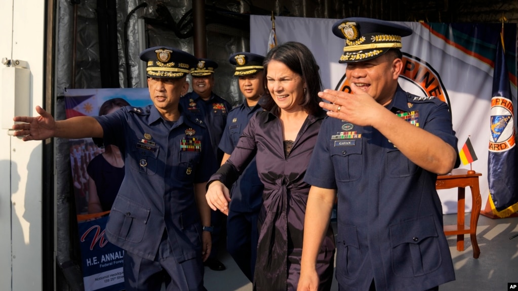 正在马尼拉访问的德国外交部长安娜莱娜·贝尔伯克（中）与菲律宾海岸警卫队发言人阿曼多·巴利洛少将（左）和菲律宾海岸警卫队司令罗尼·吉尔·加万上将（右）登上菲律宾海上巡逻舰“加布里埃拉·思朗”号。（2024年1月11日）(photo:VOA)
